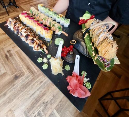 Unagi EbiMango Ika RollWakame Sake RollSake Yaki AwokadoSake Tataki